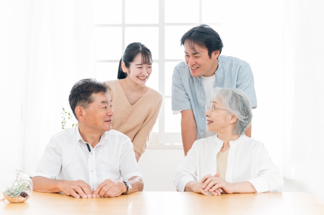 相続について話し合う家族